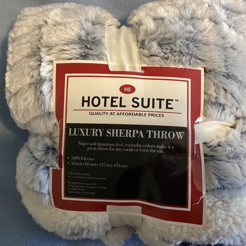 Luxury Sherpa throw, brand new, never used